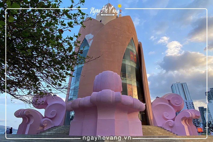 Tầng 1 tháp trầm hương